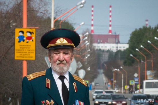 Иван Ватрич на фоне Белоярской АЭС